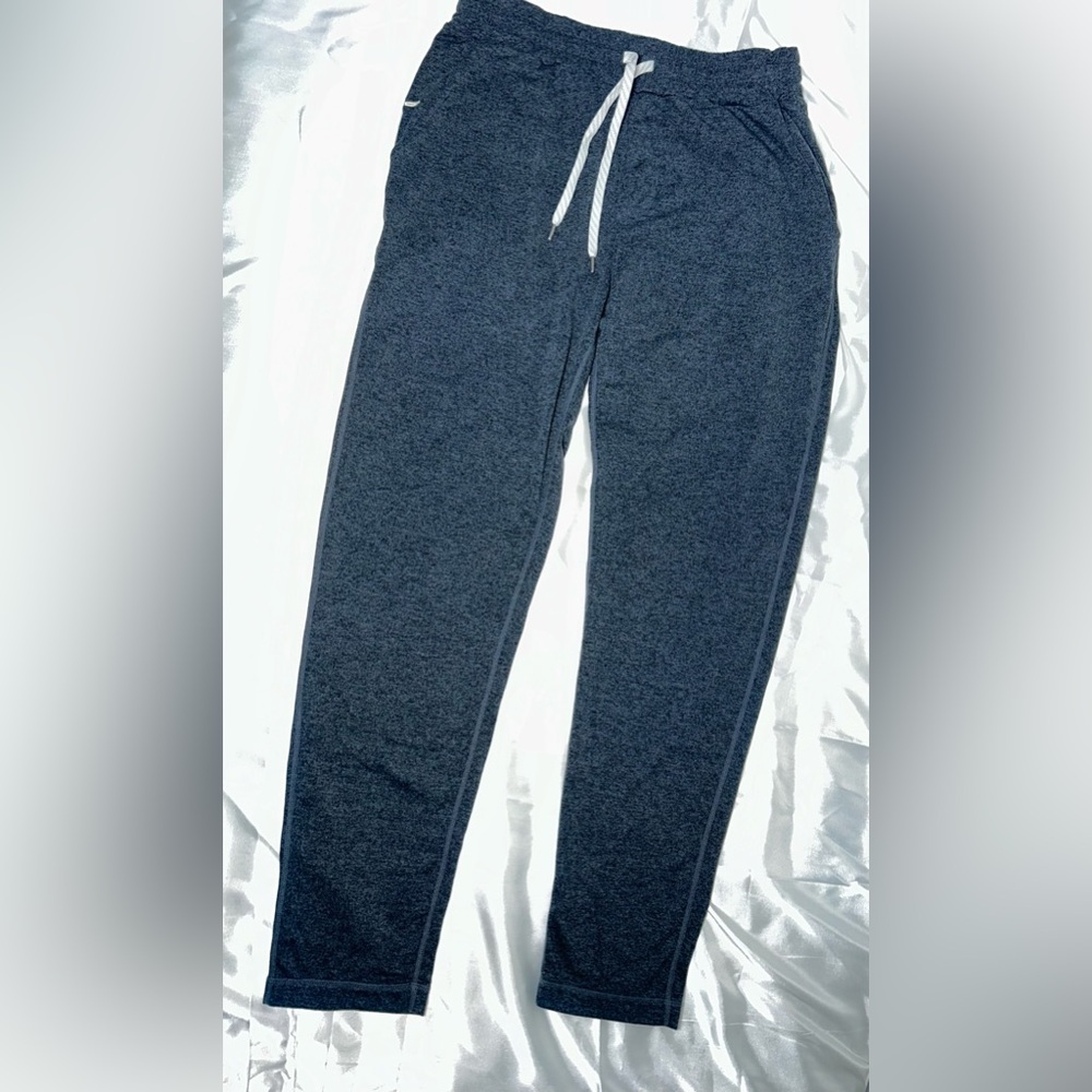 Vuori Ponto Performance jogger Pant
Men's DreamKnit Pants small